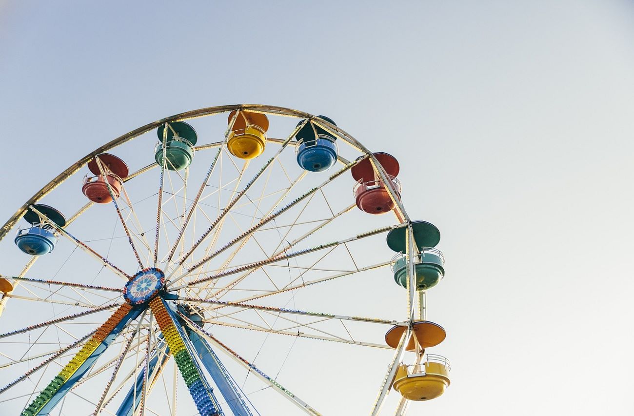 Riesenrad vor blauem Himmel