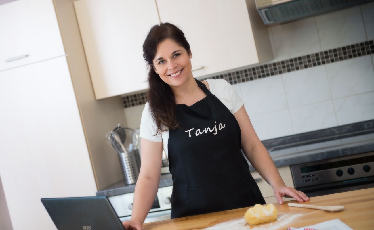 Tanja Gruber beim Backen in der Küche